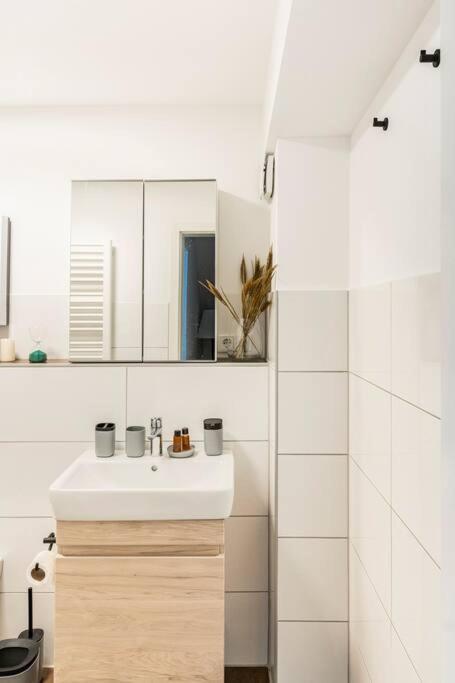 Heavenly Central Duisburg Apartment: Netflix & Work Space Exterior photo